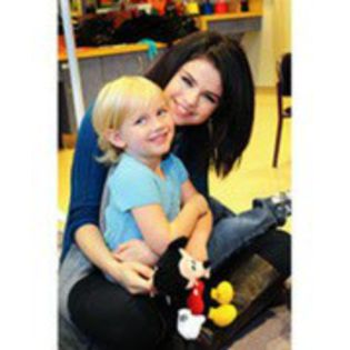 13233249_WVYKYCJEA - poze cu selena gomez