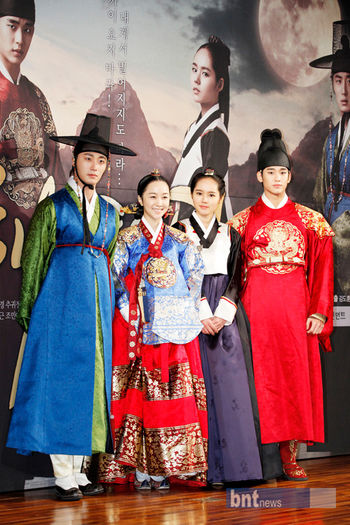 20120102-The-Moon-That-Embraces-The-Sun_2 - The Moon That Embraces the Sun - Joseon