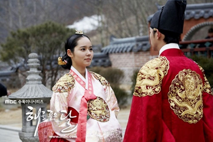 The Moon That Embraces the Sun  485665