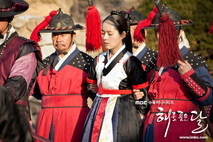 The_Moon_Embracing_The_Sun-047 - The Moon That Embraces the Sun - Joseon