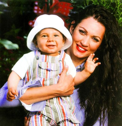 183865_240872402602098_3271684_n