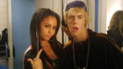 52634381_HUYSSKI2 - poze cu vanessa morgan