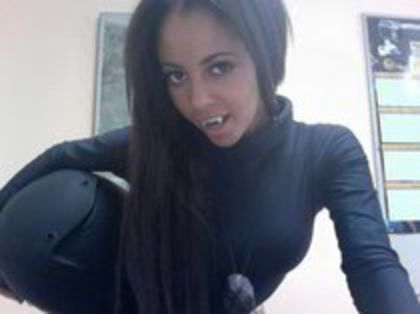 81934322_LOMCOAF3 - poze cu vanessa morgan