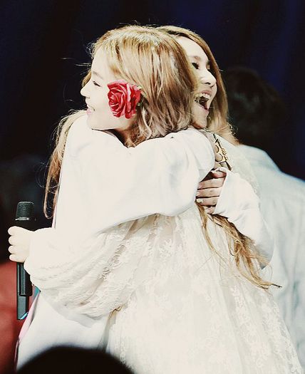 2NE1 CL AND LEE HI