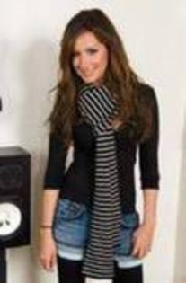 71824615_AJJNWIE - poze cu ashley tisdale