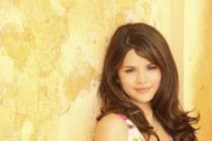 45076506_RPUKUCOWJ - poze cu selena gomez