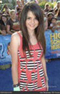 46015828_YJVXIMKHA - poze cu selena gomez