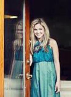 80916989_LHFPTMC - poze cu olivia holt