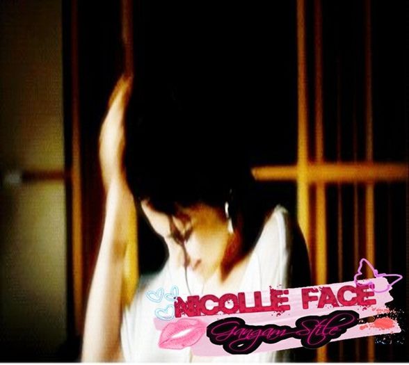 ➸ ∞ ; #plangea cu genunghi la piept uitandu-se doar in jos si-n palmele ei #era go-ala