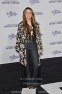 36596585_KRLFJGYTV - miley cyurs