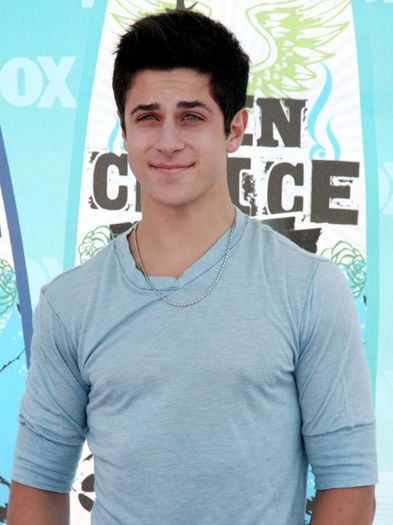 David Henrie plays Justin Russo in Wizards of Waverly Place - Justin