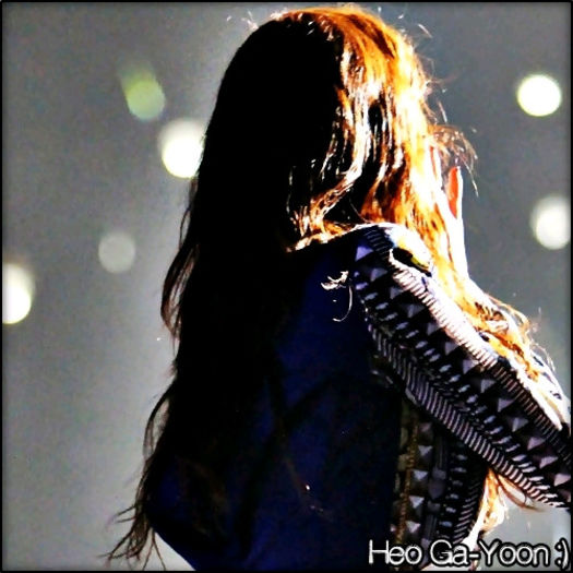 @> ..[intra] ..Aaaaa... [se uita`n jur] ..Woo.. e chiar frumoasa.. :o3 ..Buna. :)