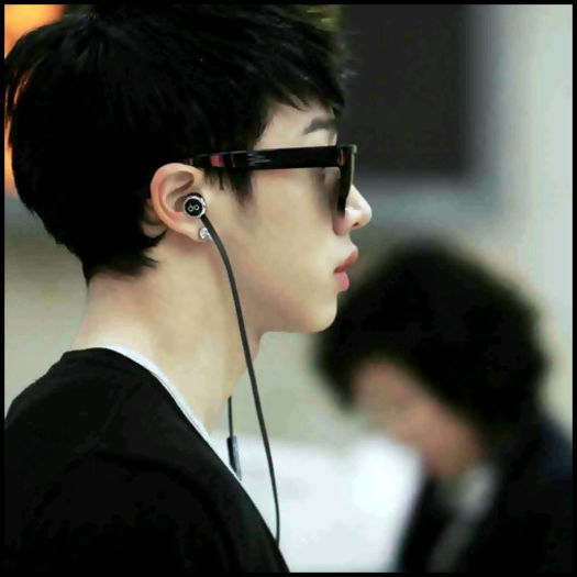[:D] ..[isi ridica ochii din tel uitandu`se prin casa] ..Aaa.. buna..:-h.. Byes.. [pleaca cu SH] .. - l - x - Episodul 41 - x - l