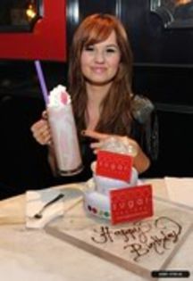 54476473_DMQEFJD2 - poze cu debby ryan