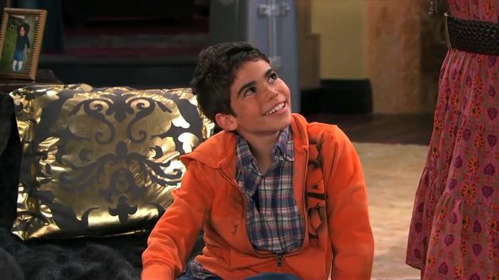 luke-ross-cameron-boyce-jessie-29624642-1280-720