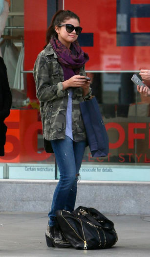 1 - Selena and her mom Mandy-Zara was shopping---01 May 2013