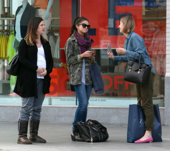 4 - Selena and her mom Mandy-Zara was shopping---01 May 2013