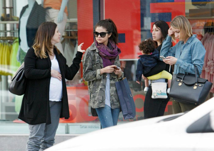 6 - Selena and her mom Mandy-Zara was shopping---01 May 2013