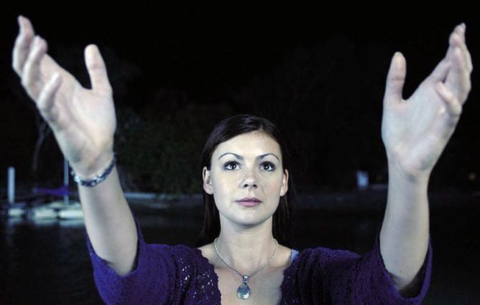 H2O-Charlotte-h2o-just-add-friendships-2477562-580-370