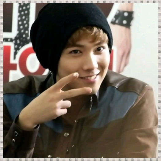 << ..Hey, Hey Hya.. pe mine nu ma.. [se uita la Jong].. de fapt.. lasa.. nu ma.. Asa deci.. CUBE. :-