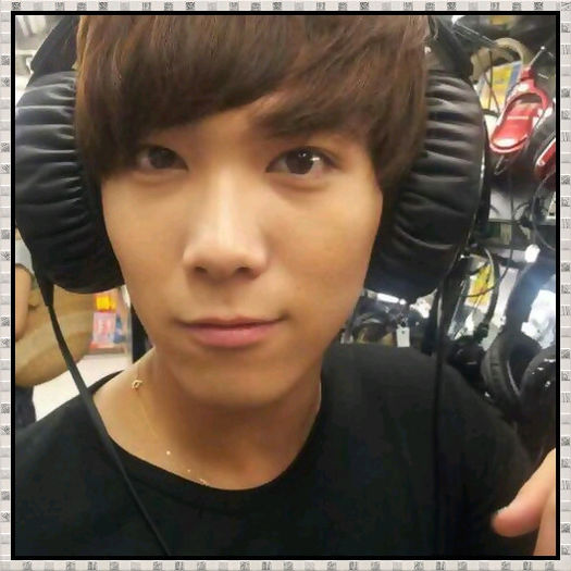 << ..odododo.. [se uia la Jong; aratand spre Hya ~>] ..Uite ce draguuta e.. ;;) :o3..