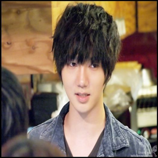 - Kyuhyun?!..o.O...Mmm..bine..l.am lasat jucand Starcraft 8-|..