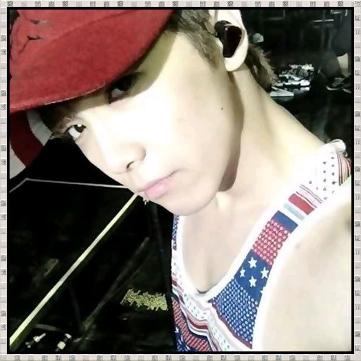 << ...Ai voiee.. :o3 cum sa nu.. Ei de cand.. :-" ..Si tu acuma.. :))..Ai uitat? :-< ..:))