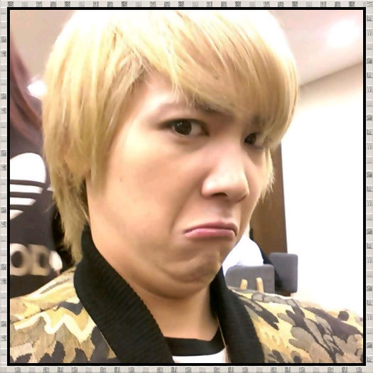 << ..Eu? ..Eu fustangiu? ..o.O ..Cum poti spune asta? ..M`ai dezamagit total.. :-<..