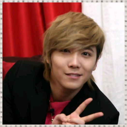 << ..Atunci.. va parasesc pe voi doua. :-w ..MinKi.. ce mai faci? ;;) ..:)) ..Sal`tare.