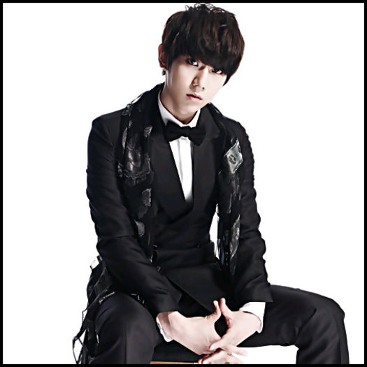 [:)] ..:o3 ..[se uita la Cho si Hoonie, facand cercuri cu degetul pe scara :))] ..