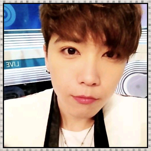 << ..Huaah.. [se pune langa MinKi] ..Somnoroasaa.. :D ..[o trage de nas :))] ..