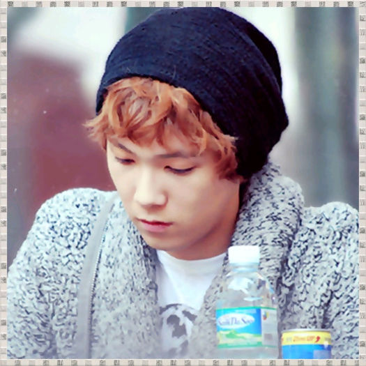 << ..[se uita la mana lui MinKi] ..AM crezut ca e vre`o insecta pe mine.. -.-" ..