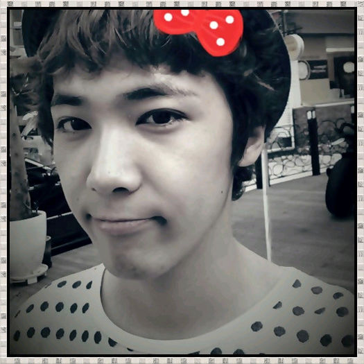 << ..Eu nu am auzit.. :| ..ce faci MinKi? :)) ..[ o ajuta sa se ridice] ..Matanii? ;;) ..