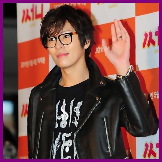 >> {intra} Hei..Suzz,esti gata ? Daa..:X Stiuu.. sa mergem :o3 Byess :-h {pleaca cu Suzz} - l - x - Episodul 43 - x - l