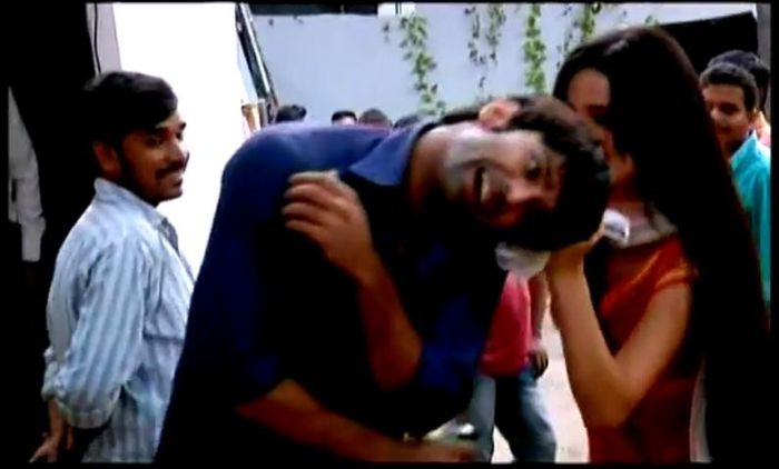 550863_359908500760468_1102713714_n