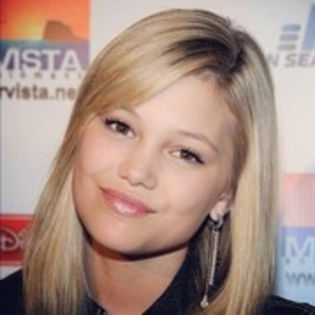 75339355_DQTYHHV3 - olivia holt