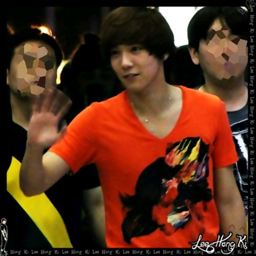 << ..Paaa.. :)) ..[se tranteste pe canapea] ..Ee.. [se uita la ceas] 13.58.. ;;) ..:))