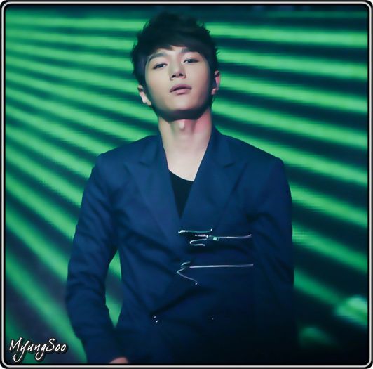 ∞ .. Aaa. :-? .. ^se uita in jur^ .. Mmm. :o3 .. :-" .. ^pleaca pe terasa^ .. :-" .. - l - x - Episodul 44 - x - l