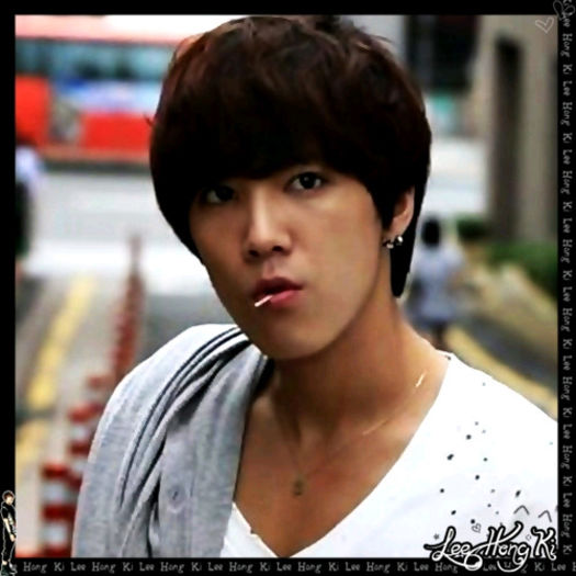 << ..Daa.. [mananca] .. Seunghyun se ocupa mereu de ea. :) ..