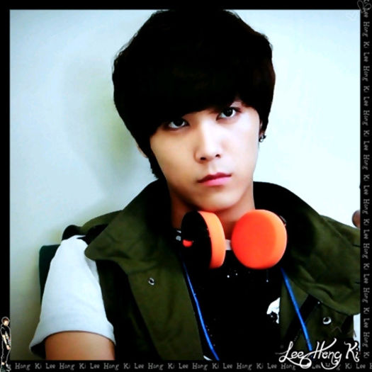 << ..[isi deschide ochii] ..Ce vrei? ..(:| ..