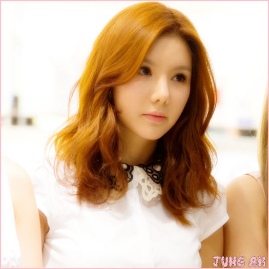 • Intreaba-i :)) [se intinde pe iarba] .. Aaa..telefonul meu e pe aici pe undeva..nu? -_-