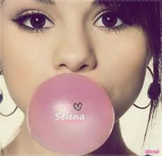  - Poze glitter cu Selena Gomez