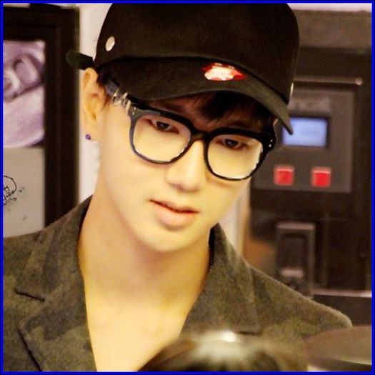 -|se trezeste;se imbraca...etc..etc:))..|..Offf..:(..|se duce langa pat;se uita la Hyuna|