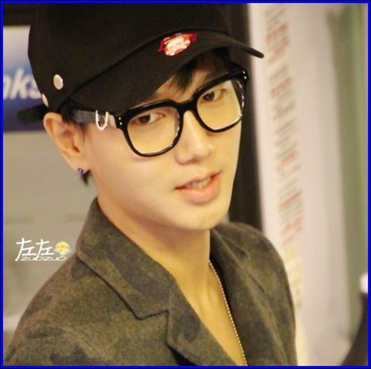 - Lasa.ma sa plec cu un zambest pe buze..Te rog :(..|o imbratiseaza| - Lasa.ma sa plec cu un zambest pe buze..Te rog :(..|o imbratiseaza|