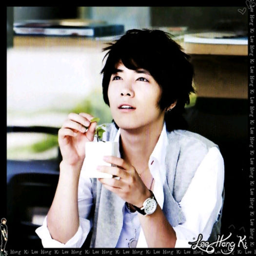 << ..Hoya? ..[bea] ..ce e cu Hoya? ..:))