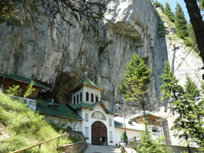 Intrare in pestera Ialomitei