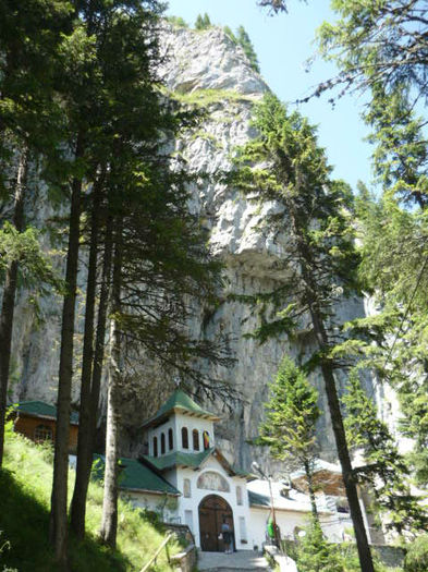 Intrare in pestera Ialomitei