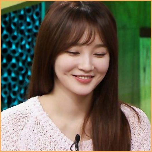 <# .. :)) ..=se aseaza pe nisip, uitandu-se la apus= E frumos :x ..