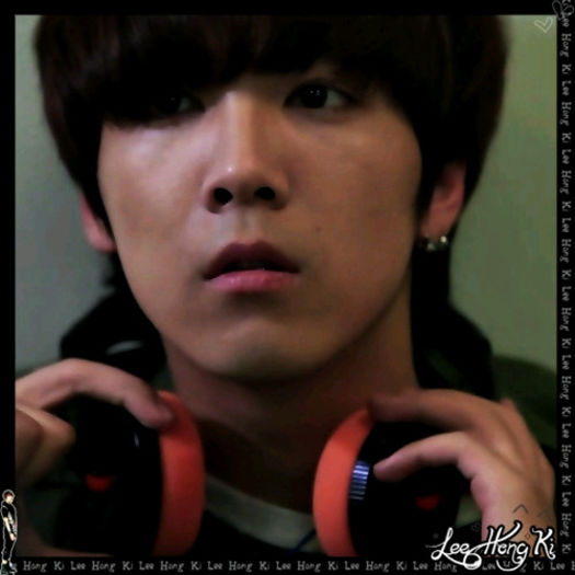 << ..Noi? ..[se uita la L] ..Adica.. [se uita la MK; aratand spre L] ..Adica el.. nu? ;;)..:))