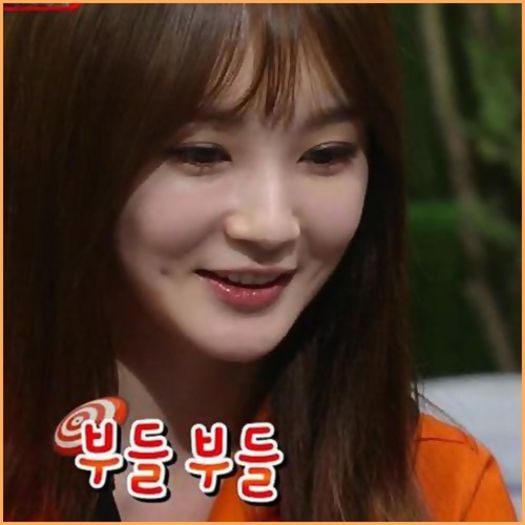 <# .. Eu sunt MinKyung :) Imi pare bine .. merg pana sus... vin imediat .. :) =pleaca=.